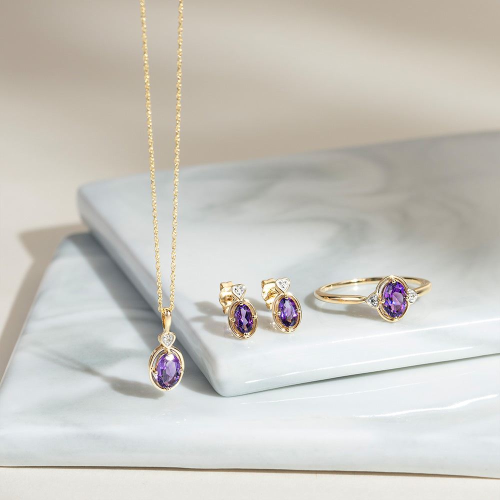 Klassische Halskette mit ovalem Amethyst- und Diamant-Herzanhänger aus 9 Karat Gelbgold