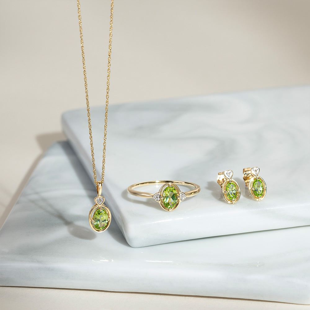 Klassische Halskette mit ovalem Peridot- und Diamant-Herzanhänger aus 9 Karat Gelbgold