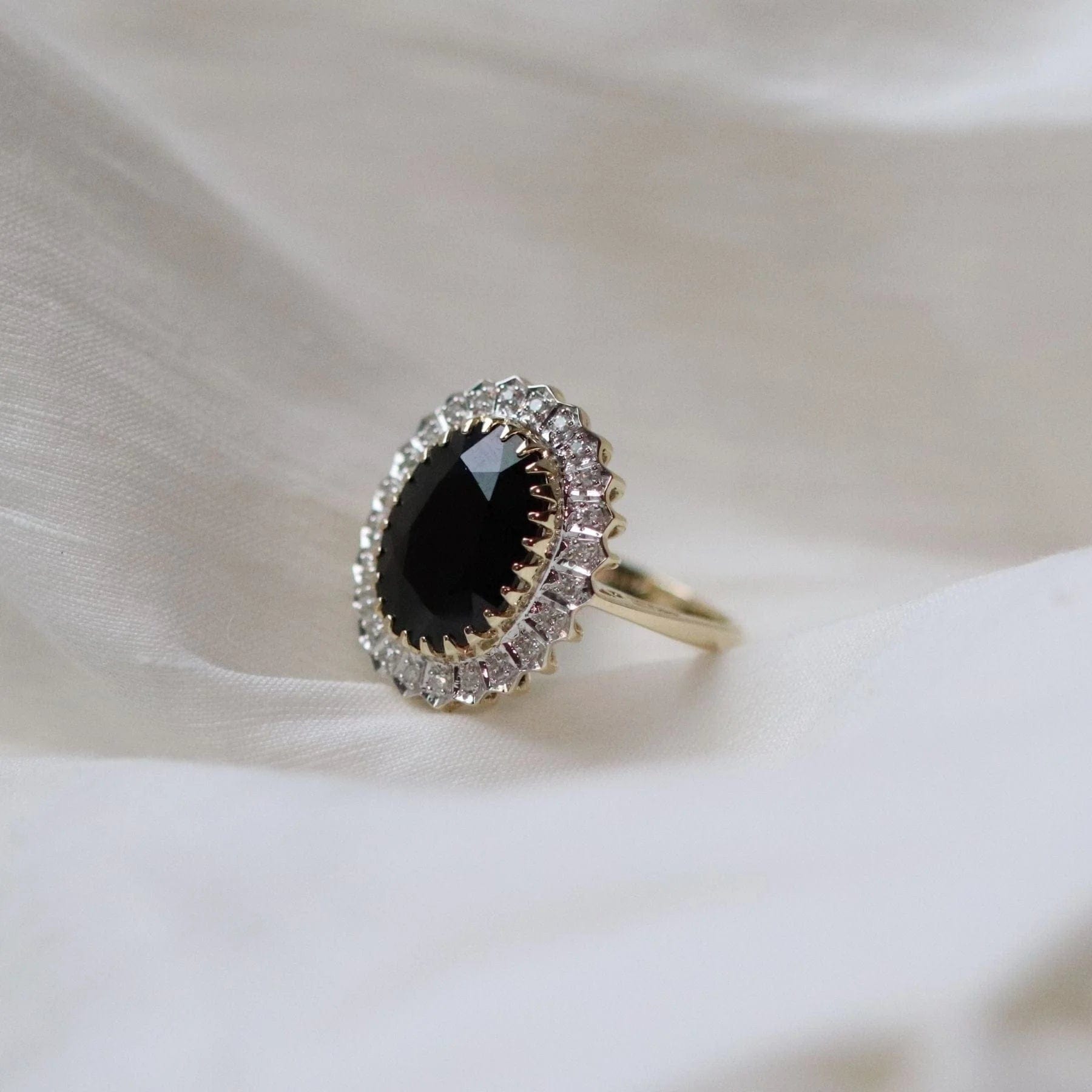 Klassischer Luxe-Ring mit dunklen Saphiren und Diamanten in 9 Karat Gold