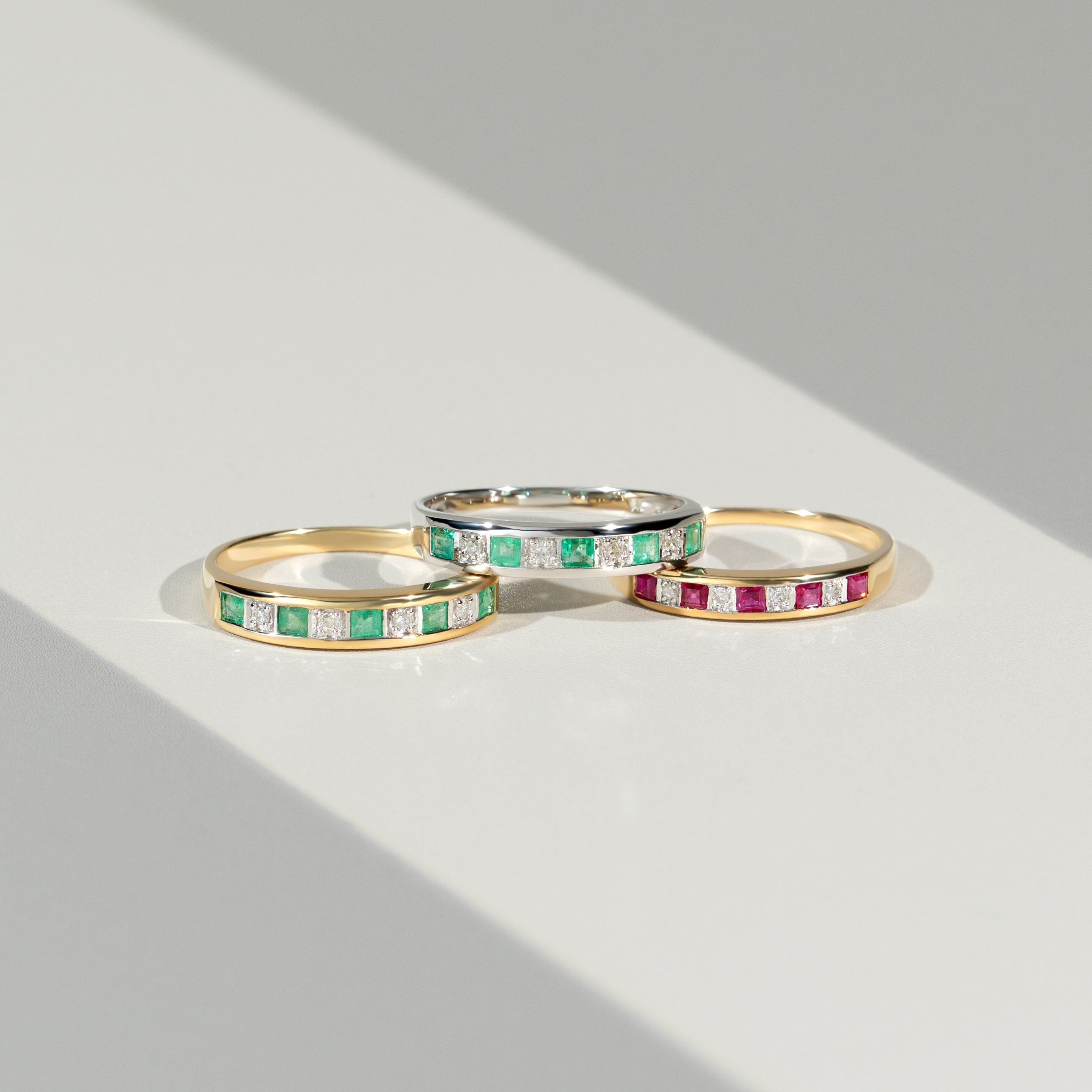 Klassischer halber Ewigkeitsring mit Smaragd und Diamant in 9 Karat Gelbgold