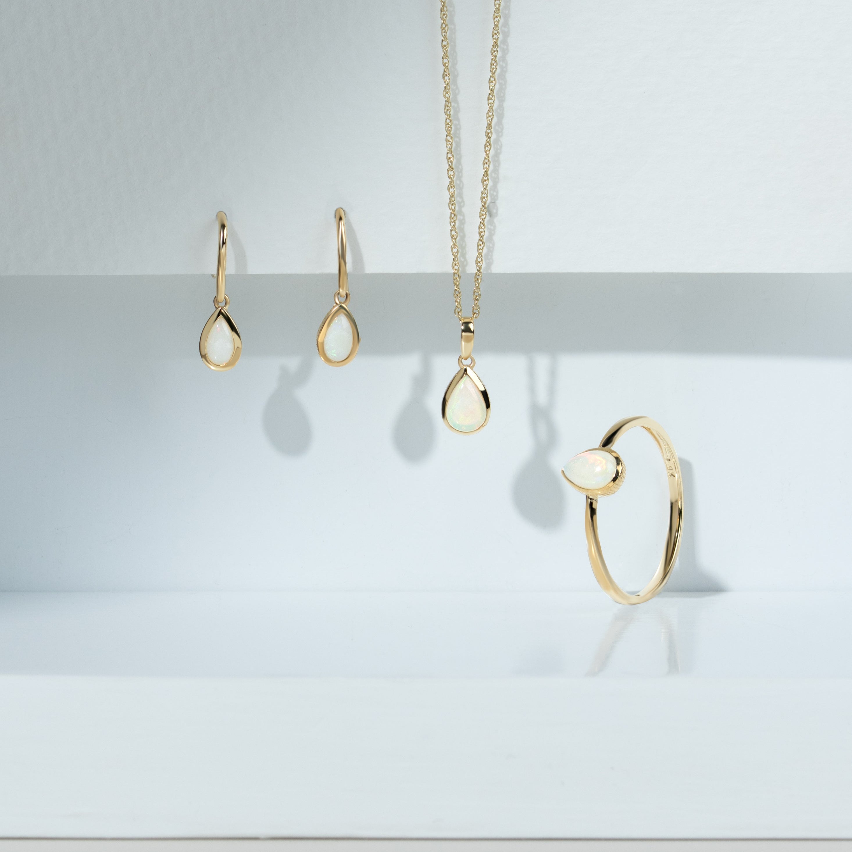 Klassische Birnen-Opal-Ohrhänger in 9 Karat Gelbgold