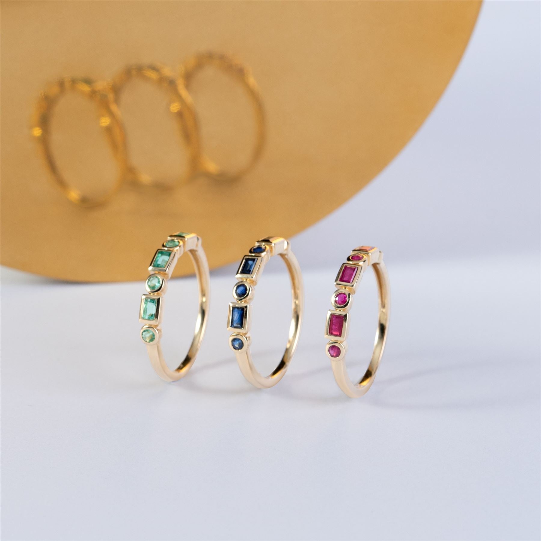 Klassischer Smaragd-Eternity-Ring aus 9 Karat Gelbgold